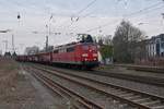 Ebenfalls am heutigen Freitag kommt die 151 036 von Railpool mit einem Mischer gen Köln durch Rheydt Hbf gefahren.
