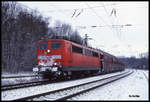 151037 erreicht hier mit einem Kohlenzug am 30.12.2001 um 12.01 Uhr auf der Rollbahn den Bahnhof Hasbergen.