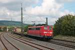 Am 20.09.2017 fuhr 151 130-2 mit einem langen Containerzug als Rastatt-Umleiter durch den Bahnhof von Welschingen-Neuhausen in Richtung Singen (Hohentwiel).