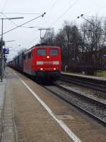 151 032-0 durchfährt mit einem gemischten Güterzug den Haltepunkt Gundelfingen.