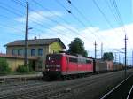 151 142-7(Railion) zieht einen Güterzug bei Marchtrenk Richtung Deutschland;100713