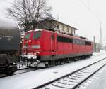 151 132-8 wartet am 29.11.10 mit einem Güterzug (gezogen von zwei 185er) in Pressig auf die Ausfahrt Richtung Saalfeld.