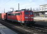 151 031-2 schleicht sich mit einem Containerzug in München am Heimeranplatz Stadtauswärts am 24.März 2011.