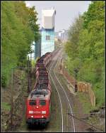 Geschwungen -     Ein Güterzug auf der Schusterbahn in Bad Cannstatt.