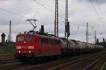 151 024 am 27.8.11 mit einem Kesselwagenzug bei der Durchfahrt durch Duisburg-Bissingheim.