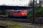 Die 151 083-3 DB kommt mit einem Containerzug aus Richtung Köln und fährt in Aachen-West ein.