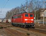 151 032-0  der DB Schenker Rail fährt am 11.02.2012 in Kreuztal solo vom Abstellgleis zum Rangierbahnhof um einen Güterzug abzuholen.