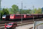 151 023-9 Doppeltraktion zieht Güterzug (dahinter ES64F4-990) beim Bf Linz - 06.05.2013