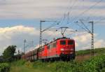Railion 151 142-7 + RAILION DB Logistics 151 032-0 mit Kohlewagen Richtung Wiesbaden, am 07.07.2012 bei Hattenheim.