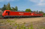 185 270-6 der DB Schenker Rail nimmt am 04.05.2013 in Brachbach (Sieg) die 151 150-0 an den Haken.