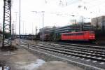 151 035-3 DB kommt aus Richtung Köln,Aachen-Hbf mit einem langen LKW-Zug aus Verona(I) nach Zeebrugge(B) und fährt in Aachen-West ein am 29.12.2013.
