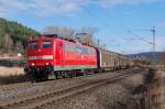 151 064 DB Schenker mit gemischten Güterzug am 22.02.2014 in Neuses bei Kronach gen Lichtenfels.
