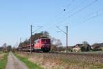 Die an DB Cargo vermietete Railpool 151 020 (ex DB) schleppt leere Autotransportwagen am 27.03.17 zwischen Melle und Bruchmühlen in Richtung Löhne.