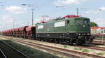 Am 27.07.2021 steht 151 001-5 der Bayernbahn mit einem Foto-Güterzug im Bahnhof Nördlingen.