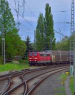 Mit einem Zug bestehend aus schwedischen Güterwagen kommt die 151 023-9 in den Rheydter Hbf eingefahren.