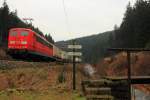 151 169-0 DBSR schiebt einen Güterzug über die Frankenwaldrampe bei Steinbach am 03.12.2015.