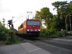 BR 155 108-4 fhrt mit einem Gterzug am 18.05.07 am B 28 vorbei