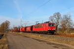 Die 155 253-8 mit einem Schüttgutwagenzug am 23.02.2018 in Nassenheide.