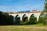 Eine 155mit dem EZ 51619 von Zwickau nach Nürnberg Rbf bei der Überquerung des Unterkotzauer Viadukts, 18.07.2018