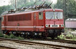 DR-Vorserienlok 250 001, erkennbar an den großen Fenstern und der dritten Stirnlame über den Führerstandfenstern, aufgenommen am 19.09.1991 bei der Durchfahrt durch den Vorort-Bahnhof Leipzig-Wahren gegenüber dem Bahnbetriebswerk.