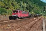 DB Cargo 155 048-2 mit einem Güterzug in der Nähe von Sankt Goarshausen am 25. Juni 1999.