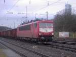 155 093 (Orientrot) fhrt mit einem Gz durch Kln-West.(5.1.08)