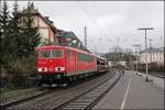 Ihre Kufer warten schon: 155 095 von hh DBCargoRaiLioNDBLogisticsSchenker durchfhrt mit dem CSQ 60062  AUDI-EXPRESS  den Bahnhof Plettenberg nach Emden VW.