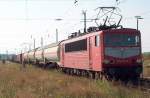 155 214-0 durchfhrt am 07.09.04 mir ihrem Gterzug den Bahnhof Angersdorf.