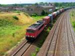 Am 05.07.08 zieht 155 247 einen Containerzug aus Richtung Halle/Saale kommend durch Bitterfeld.