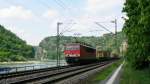 155 013 fuhr am 16.5.2008 mit einem KLV-Zug in der Nhe des Betriebsbahnhofes Loreley Richtung Sden.