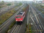 Am 28.10.08 zieht 155 125 einen Gterzug durch Bitterfeld.