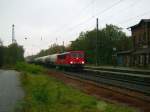 Am 30.10.08 zieht 155 126 einen kurzen Kesselwagenzug durch Raguhn in Richtung Bitterfeld.