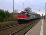 Am 15.11.08 zieht 155 167 einen Containerzug durch Burgkemnitz in Richtung Berlin whrend...
