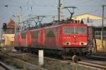 In Bahnhof Wismar steht hinter der 155 191-0 noch 3 weitere   E-Loks am Fahrdraht.