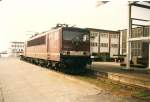Am 10.Oktober 1996 wartete 155 161 am Bahnsteig im Sassnitzer Hafen.