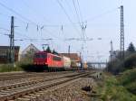155 133-2 mit einem Containerzug bei Priestewitz am 4.4.2009.