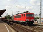 155 083-9 durchfhrt auf den Gterzuggleisen mit einem langen Gterzug, bestehend aus 5 Flachwagen und sehr vielen Schttgutwagen den Bahnhof Magdeburg-Neustadt.