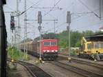 Ausfahrt des Sonderzug der MEF, vorbei an der E-Lok BR 155 253-8 mit ihrem Gterzug am Haken, Ludwigslust Bf 15.08.2009