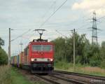 Ein Energiecontainer in Form von 155 221-5 zieht am 26.08.09 einen langen Containerzug aus dem Rbf Alte-Sderelbe durch Hamburg-Moorburg Richtung Maschen.