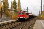155 018 zieht am 27.10.09 einen Gterzug durch Brehna Richtung Bitterfeld.