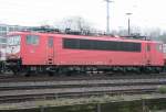 Die 155 093-8 in orientrot mit Latz ruht bers Wochenende in Aachen West, aufgenommen am 12.12.2009