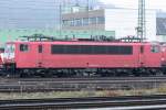 Die 155 093-8 in orientrot mit Latz steht bers Wochenende abgestellt in Aachen West, aufgenommen am 12.12.2009