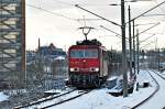 155 125 durchfhrt den winterlichen Rgendammbahnhof Stralsund mit einem Rhrenzug am 08.01.2010