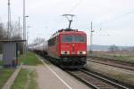 155 031-8 mit einem gemischten Kessel- und Silowagenzug aus Stendell durch Passow 09.04.2010