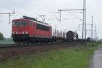 155 091-2 mit einem gemischten Gterzug,am 08.05.2010 bei Dedensen/Gmmer.