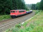 Kurz nach Steinbach am Wald rollt 155 082-1 mit einem Gterzug die Frankenwald-Nordrampe hinab.