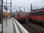 Baureihe 145 - CL 001 von arcelor zieht einen Kesselwagenzug durch den Bielfelder Hauptbahnhof und begegnet dabei Baureihe 155 075-5.