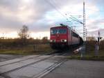 Einfahrt von 155 180 mit dem Rhrenzug Mhlheim-Mukran am 06.November 2010 in Mukran.