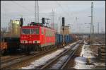 Am 08.01.2011 kommt bei schnstem Wetter 155 095-3 mit einem gemischtem Gterzug durch Berlin Schnefeld Flughafen gefahren.