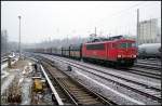 Mit einem Erzzug ist 155 101-9 auf Hhe des Berliner S-Bahnhofs Greifswalder Strae am 30.01.2011 Richtung Karow unterwegs.